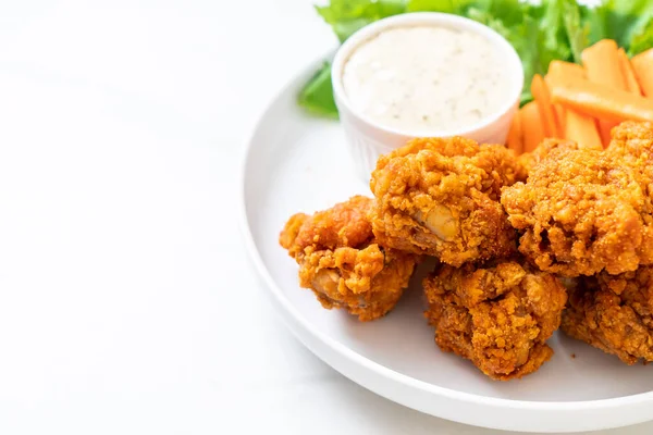 Asas Frango Picantes Fritas Com Legumes — Fotografia de Stock