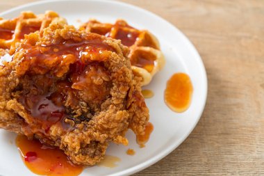 Waffle ve baharatlı soslu ev yapımı kızarmış tavuk