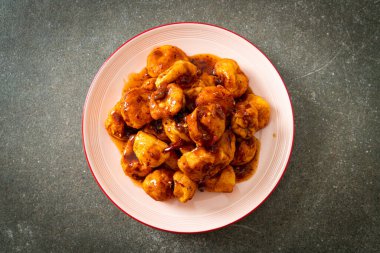 Baharatlı soslu kızarmış köfte - Tayland sokak yemeği tarzı