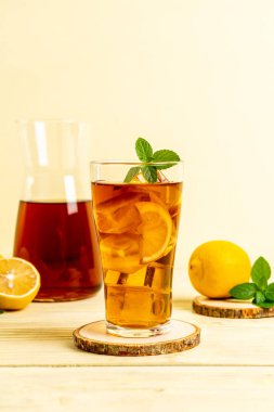 Bir bardak naneli buzlu limon çayı.