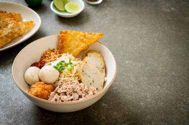 Balık köfteli baharatlı erişte ve çorbasız karides köftesi. Asya usulü.