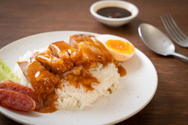 Pirinçli çıtır domuz eti ve barbekü sosu.