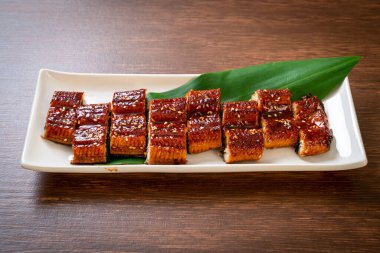 Dilimlenmiş yılan balığı ya da soslu ızgara unagi (Kabayaki) - Japon yemeği tarzı.