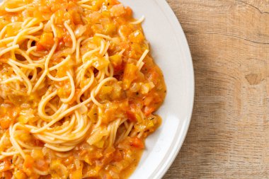 Kremalı domates soslu spagetti makarna veya pembe sos.