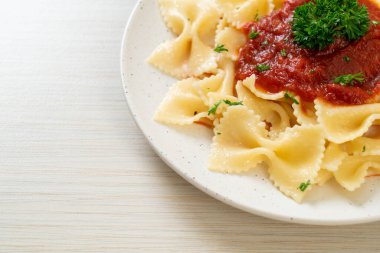 Maydanozlu domates soslu farfalle makarna. İtalyan yemek tarzı.