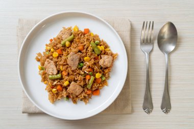 Domuz eti ve sebzeli pilav.