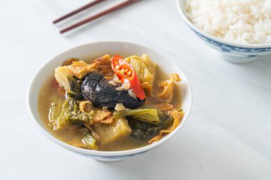 haşlanmış lahana turşusu ve acı kabak çorbası - Asya ve vegan ve vejetaryen yemek tarzı