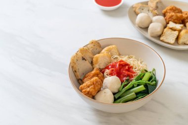 Balık köfteli erişte ve pembe soslu karides köftesi, Yen Ta Four veya Yen Ta Fo - Asya yemeği tarzı