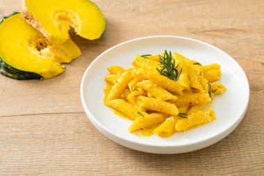 Balkabaklı, kremalı ve biberiyeli makarna.