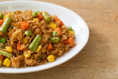 Yeşil bezelyeli kızarmış pirinç, havuç ve mısır - vejetaryen ve sağlıklı gıda tarzı