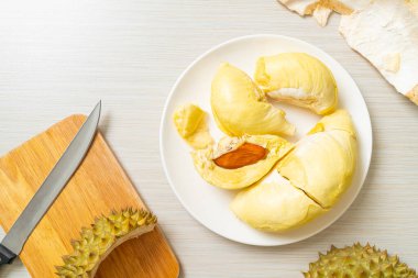 Durian olgun ve taze, durian kabuğu beyaz tabakta.