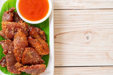 Tabakta sosla kurutulmuş domuz eti.