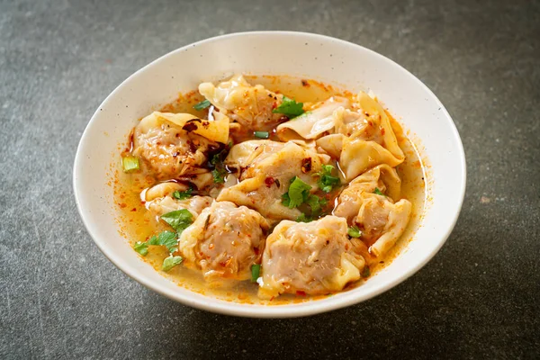 Domuz çorbası ya da kızarmış acılı domuz köftesi çorbası. Asya usulü.