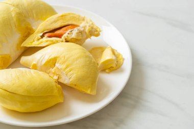 Durian olgun ve taze, durian kabuğu beyaz tabakta.