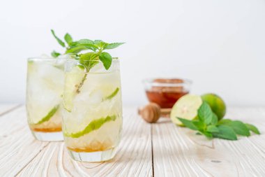 Naneli buzlu bal ve limonlu soda, ferahlatıcı içecek.