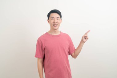 Beyaz arka planda eli işaret eden ya da sunan genç Asyalı adam portresi