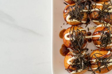 Takoyaki köftesi ya da ahtapot köftesi - Japon yemeği tarzı.