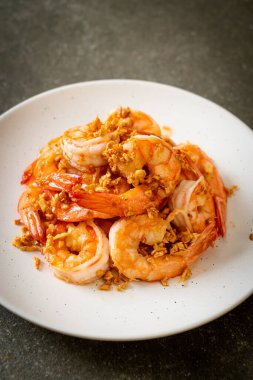 Kızarmış karides ya da beyaz tabakta sarımsaklı karides - deniz ürünleri tarzı.