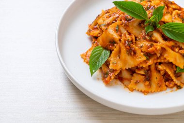 Fesleğenli farfalle makarna ve domates soslu sarımsak - İtalyan sosu