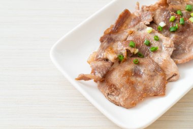 Asya usulü ızgara domuz boynu dilimlenmiş.