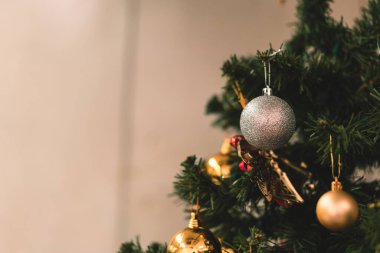 Noel ağacı süslemeleri ve kopya alanı