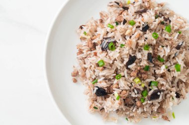 Çin zeytinli ve kıymalı pilav Asya usulü.