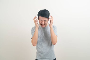 Stresli yüzlü genç Asyalı adam ya da beyaz arka plan üzerinde sıkı çalışan