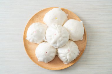 Tahta tabakta buğulanmış çörek Çin yemeği tarzı.