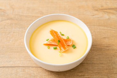 Yengeç sopasıyla haşlanmış yumurta ve taze soğan.