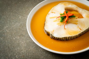 Soya soslu haşlanmış morina balığı ya da buğulanmış kar balığı ya da soya soslu Şili Bası.