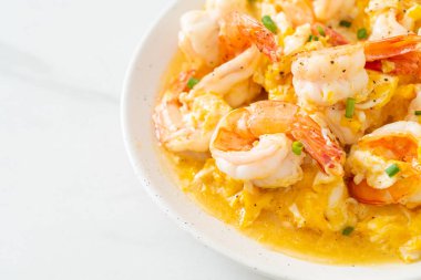 Karidesli ev yapımı kremalı omlet veya çırpılmış yumurta ve karides.