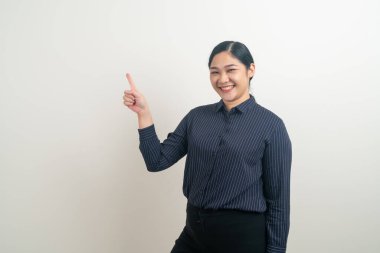 Beyaz arka planda el işaretli Asyalı kadın portresi