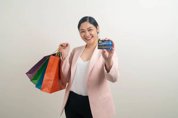 Mulher Asiática Segurando Saco Compras Cartão Crédito Mão Com Fundo — Fotografia de Stock