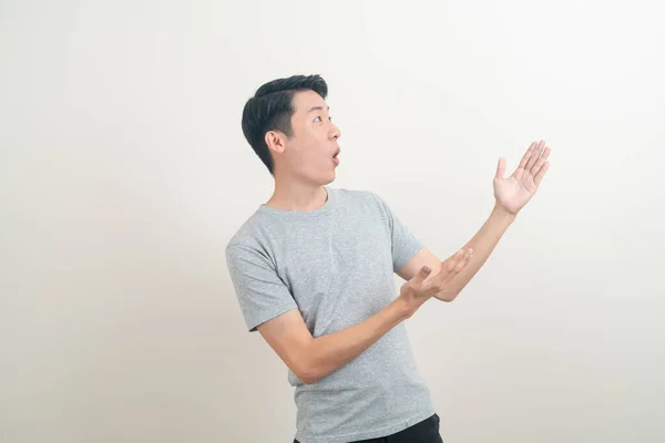 Retrato Jovem Asiático Homem Com Mão Apontando Apresentando Fundo Branco — Fotografia de Stock