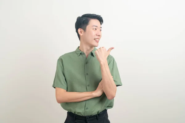 Retrato Joven Asiático Hombre Con Mano Señalando Presentando Sobre Fondo — Foto de Stock