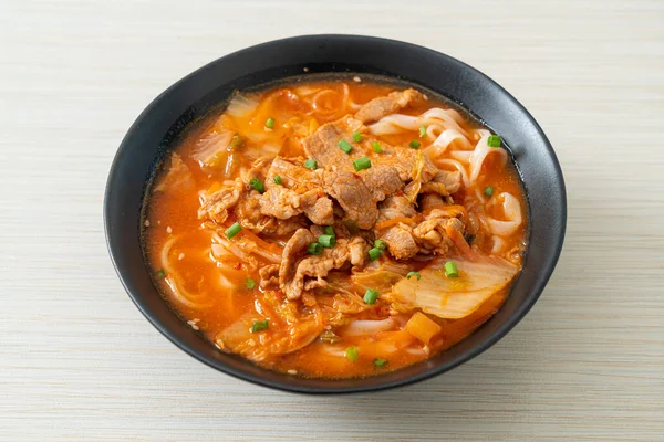 キムチスープに豚肉を入れた韓国うどん アジア料理スタイル — ストック写真