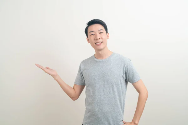 Porträt Junger Asiatischer Mann Mit Zeige Oder Präsentationshand Auf Weißem — Stockfoto
