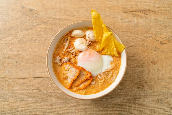 ミートボールとライス春雨麺 スパイシーなスープでローストポークと卵 Tom Yum Noodle — ストック写真