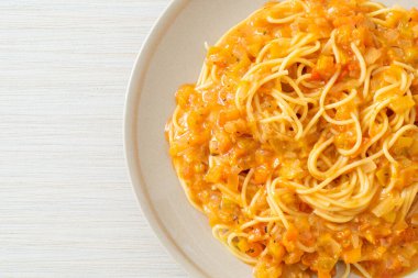 Kremalı domates soslu spagetti makarna veya pembe sos.