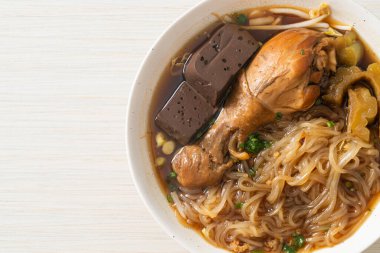 Kahverengi Çorba Kasesinde haşlanmış Tavuk Eriştesi - Asya usulü