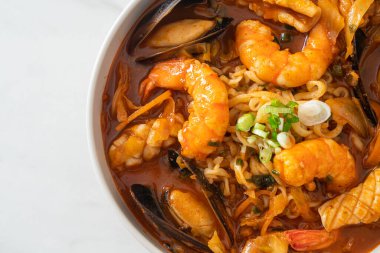 Jjamppong - Kore Deniz Ürünleri Erişte Çorbası - Kore yemek tarzı