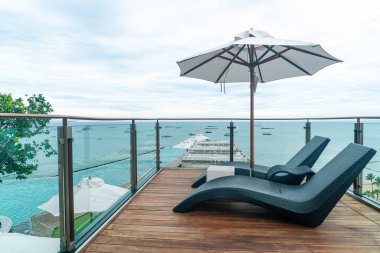 Yüzme havuzunda şemsiyeli yatak havuzu - tatil ve tatil konsepti