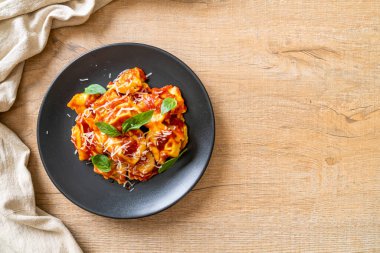 Domates soslu İtalyan tortellini makarnası - İtalyan yemeği tarzı.