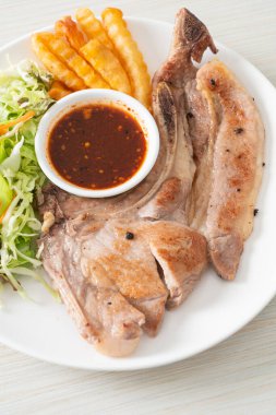 Tayland baharatlı soslu ızgara domuz pirzolası bifteği veya Jaew sosu - füzyon yemeği tarzı