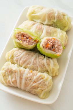 Çin lahanasına sarılı ev yapımı kıymalı domuz eti ya da haşlanmış lahana.