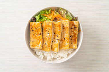 Teriyaki tofu pirinç kasesi - vejetaryen ve vejetaryen yemek tarzı