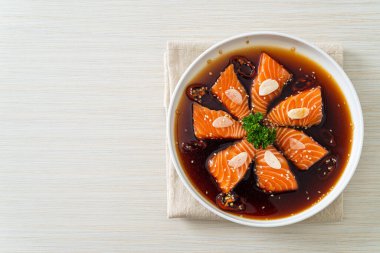 Salamura edilmiş somon balığı ya da Kore usulü soya sosu.