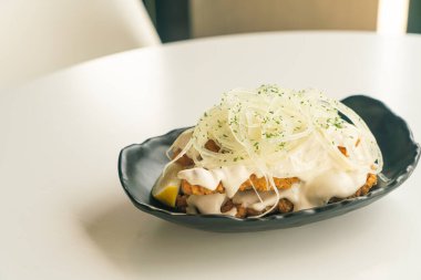 Kore usulü kızarmış tavuk ve kremalı soğan sosu. Kore usulü.