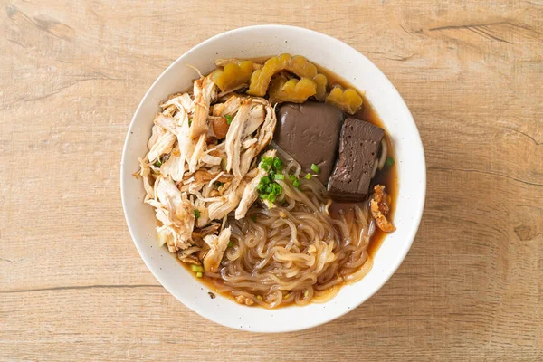 Kahverengi Çorba Kasesinde haşlanmış Tavuk Eriştesi - Asya usulü