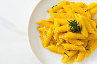 Balkabaklı, kremalı ve biberiyeli makarna.